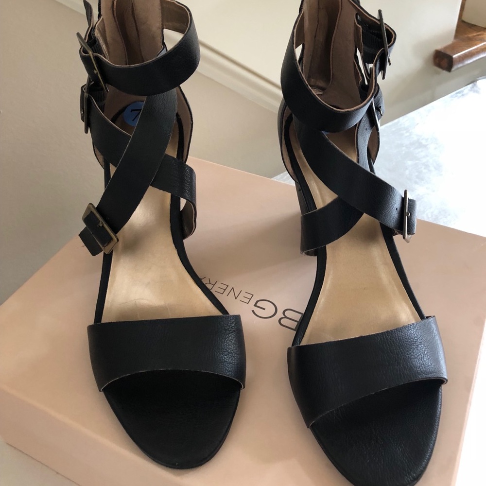 BCBG generation black strap shoes!